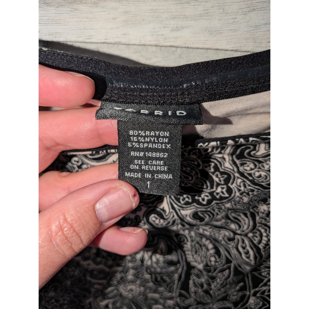 Torrid Womens 1X Plus Size Black White Paisley Empire Waist Babydoll Top - Picture 3 of 4